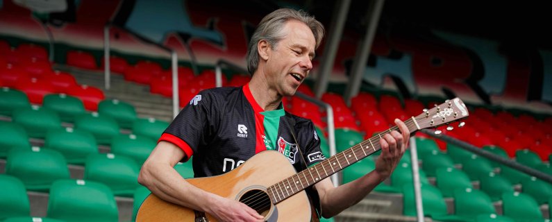 Noud Noutze, Stefan Remmers en winnaars Eniesee Hit Contest: programma N.E.C. Fanplein   