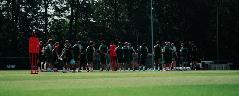 Emre Mor traint mee bij N.E.C.   